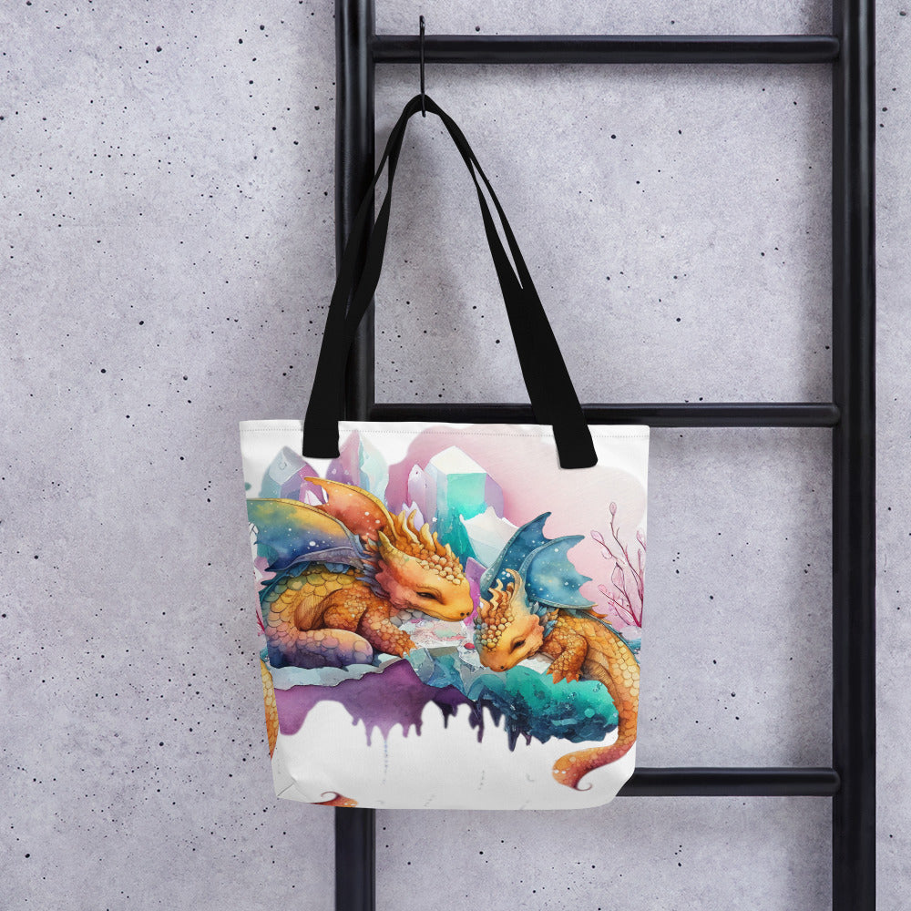 Witte tote bag met schattige slapende draken illustratie,voor aanzicht,all over print, zwarte handvatten,hangend bij een trap,vooraanzicht