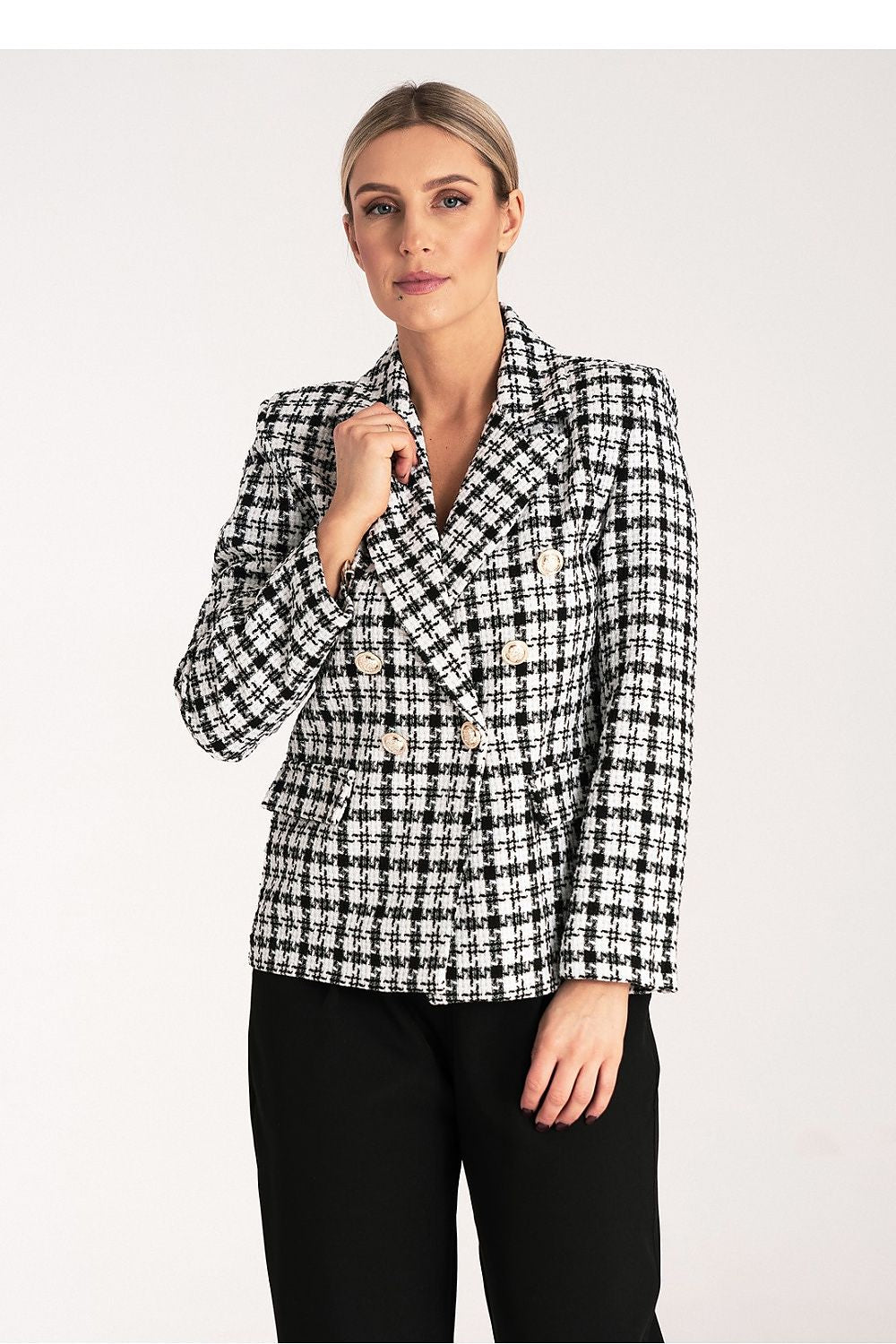 Een dames zwart-Witte Geruite Blazer met Gouden Knoopsluiting.voor uit zicht