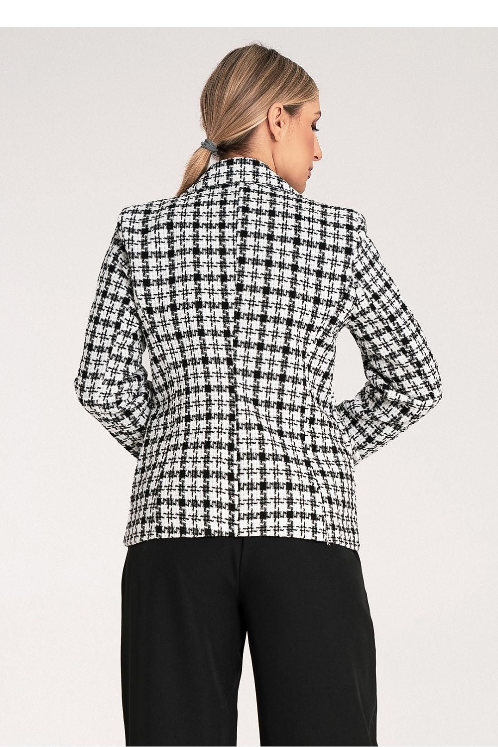 Een dames zwart-Witte Geruite Blazer met Gouden Knoopsluiting achteruit zichtzicht