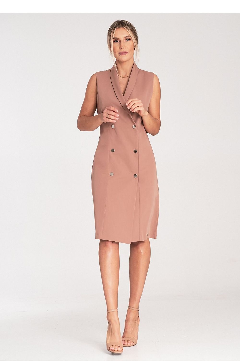 Vrouw draagt een chique mouwloze midi-jurk met revers, enveloppe halslijn en decoratieve knopen,voor uitzicht