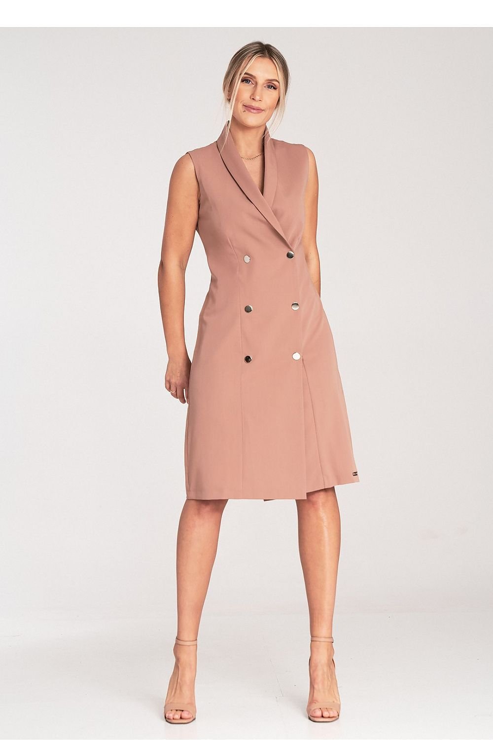 CVrouw draagt een chique mouwloze midi-jurk met revers, enveloppe halslijn en decoratieve knopen, voor aanzicht