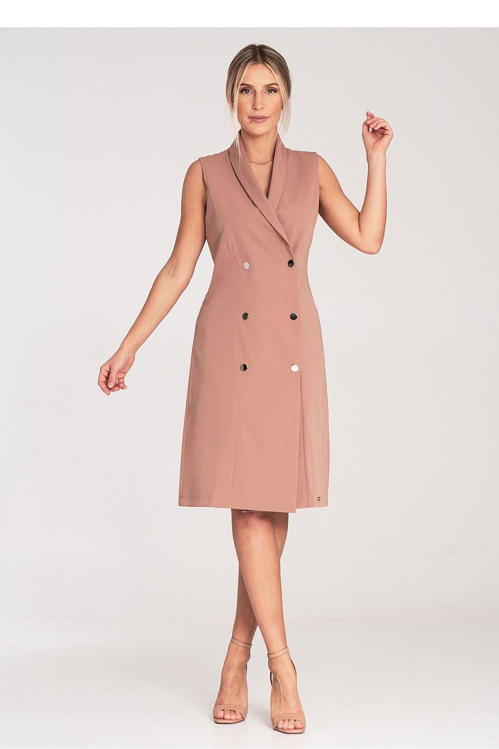 Een vrouw draagt een chique mouwloze midi-jurk met revers, enveloppe halslijn en decoratieve knopen.