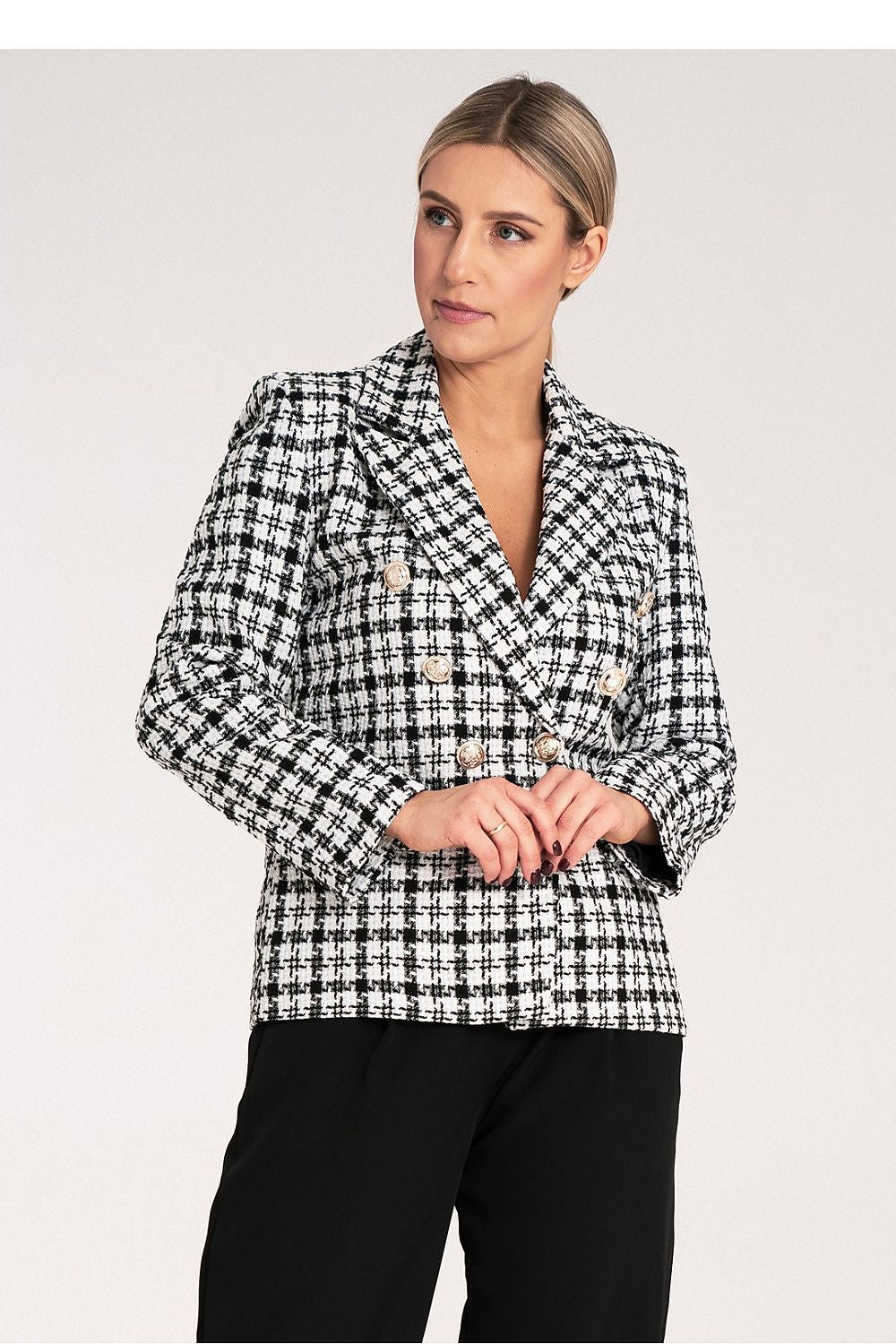 Een dames zwart-Witte Geruite Blazer met Gouden Knoopsluiting.voor uit zicht