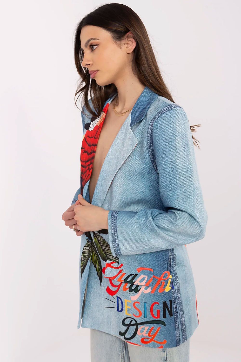 Vrouw draagt een opvallende blazer met kleurrijke vogelprint.zij aanzicht