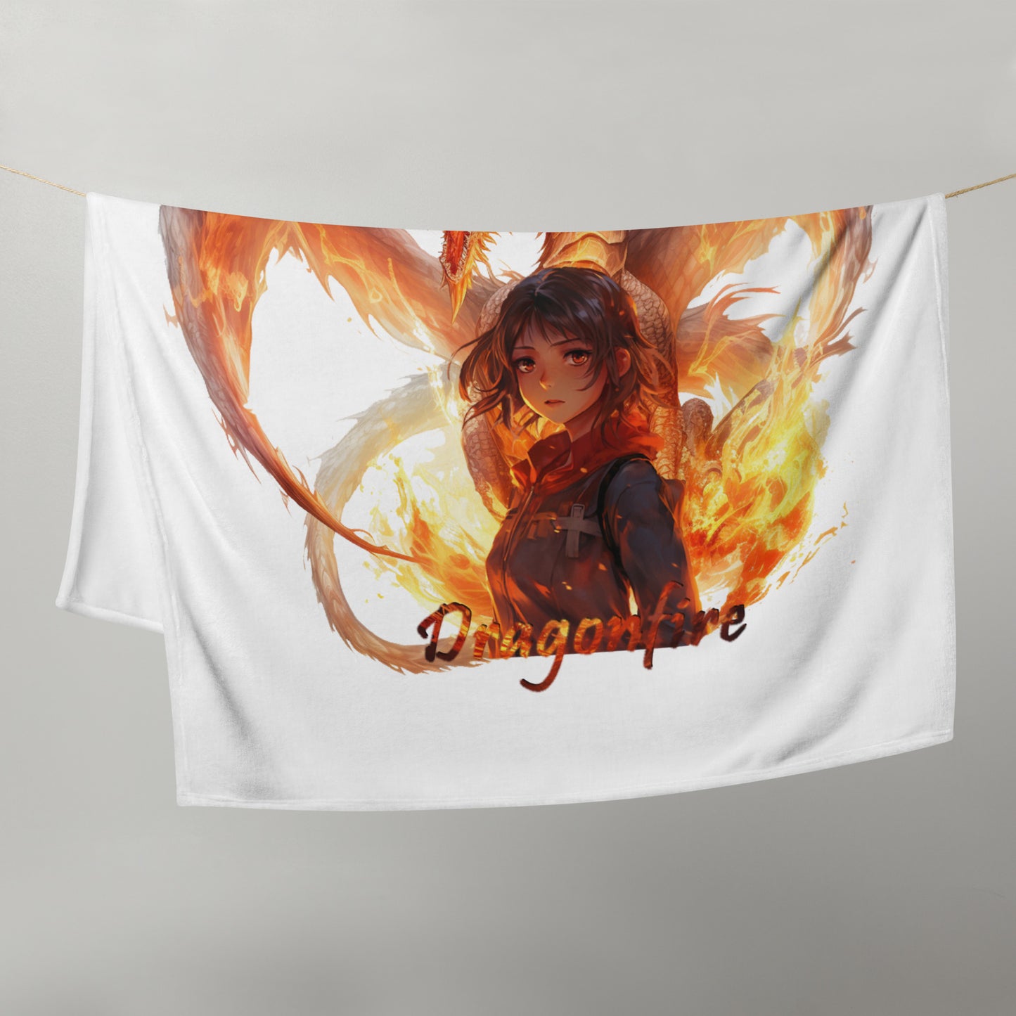 Witte gooi deken met een unieke vuur draken afbeelding uit anime, afmeting 50x60, hangend aan een lijn, op een witte achtergrond