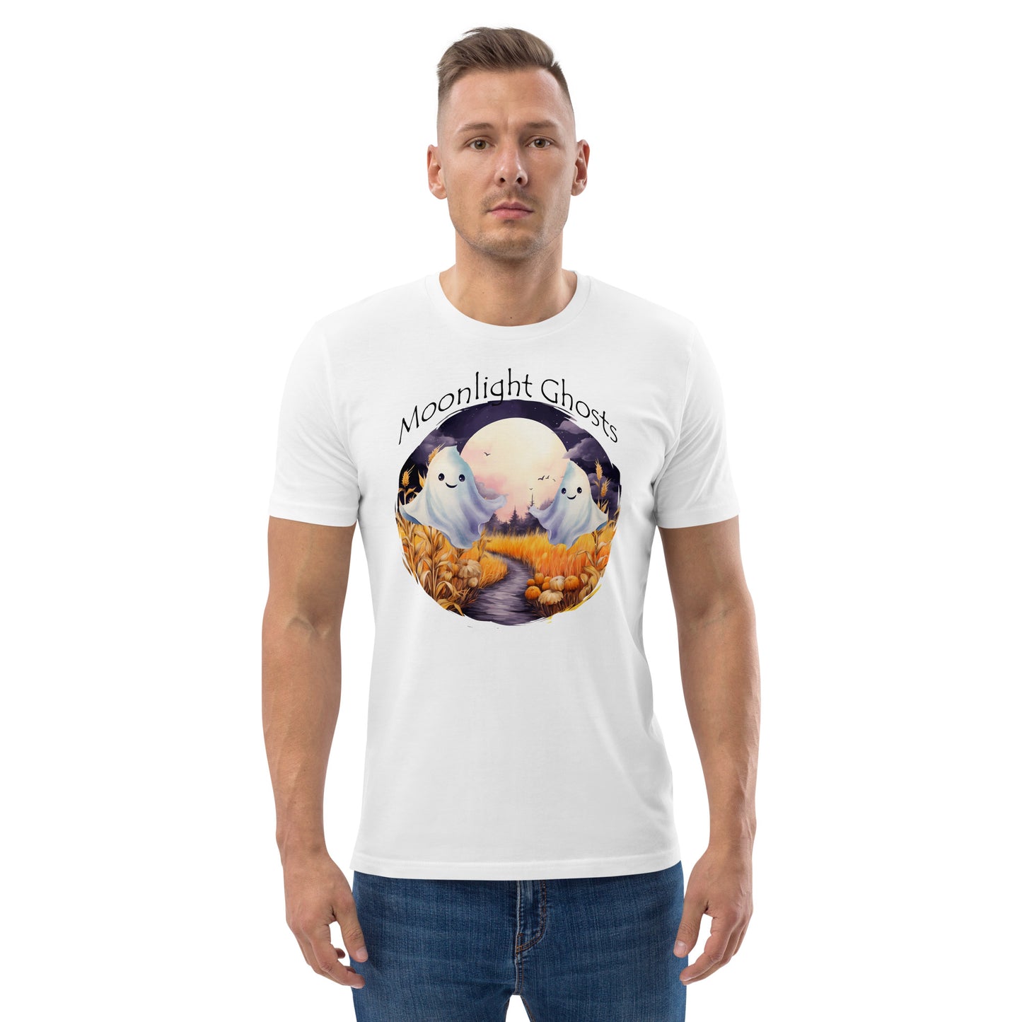 Een serieuze man draagt een biologisch katoenen unisex T-shirt met de afbeelding van een Moonlight Ghost op de voorkant, tegen een witte achtergrond