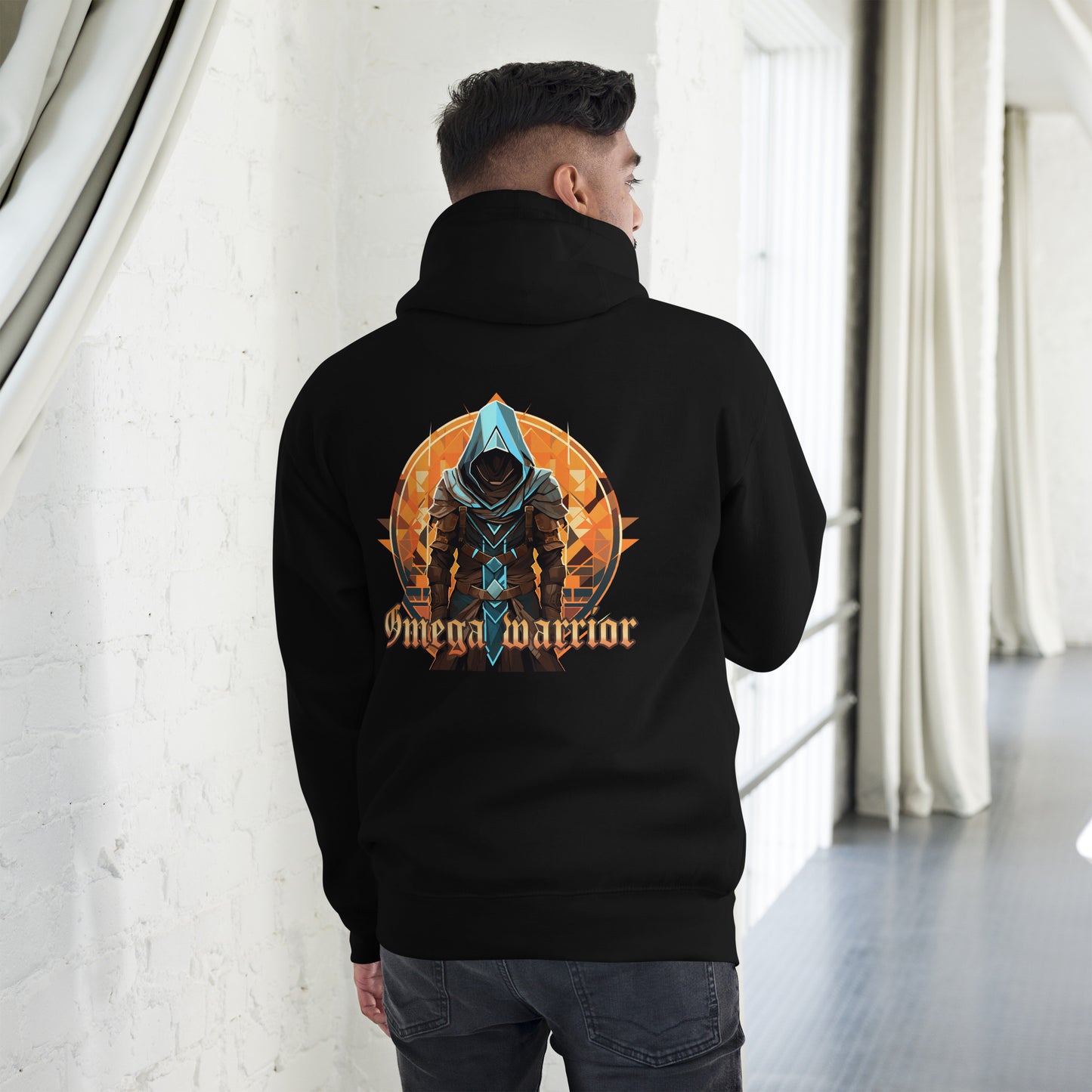 Een zwarte unisex premium hoodie met een Omega Warrior-cartoonpatroon, waarbij de afbeelding van de krijger op de achterkant van de hoodie staat. Het ontwerp strekt zich uit over de hele achterkant van de hoodie, terwijl de voorkant een effen zwarte met een teken is,achtergrond heeft met een subtiele huisstijl van gordijnen