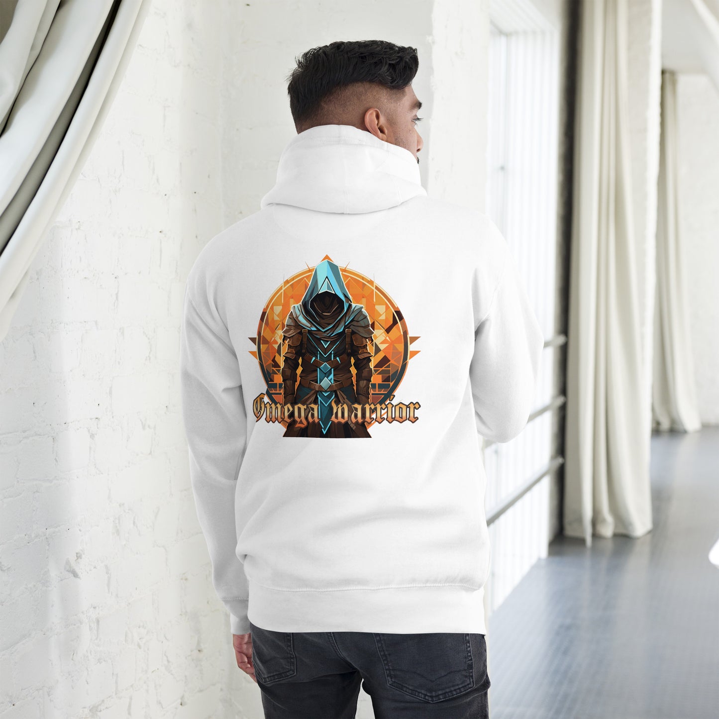 Witte hoodie,achter kant een afbeelding van omega krijger,een man met zijn gezicht naar eeen witte ruimte