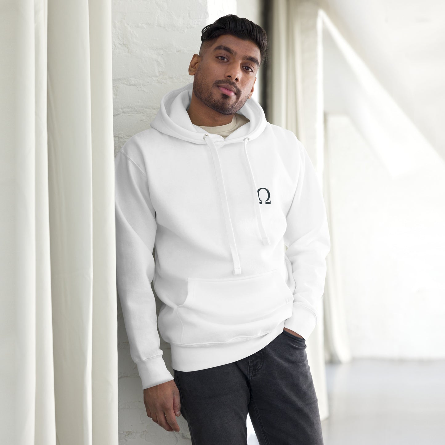 Witte hoodie voorkant een afbeelding van Omega Bruin man staande naast witte gordijnen