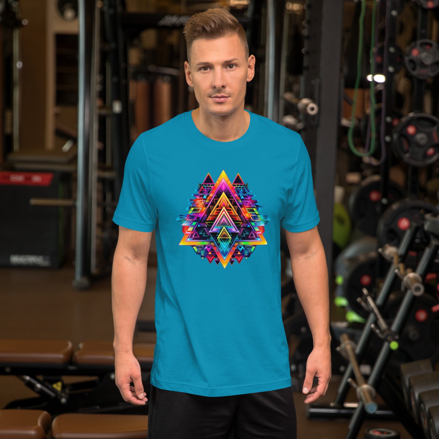 Een aqua blauw unisex T-shirt met een grafisch geometrisch ontwerp op de voorkant, gedragen door een man met een sportachtergrond.