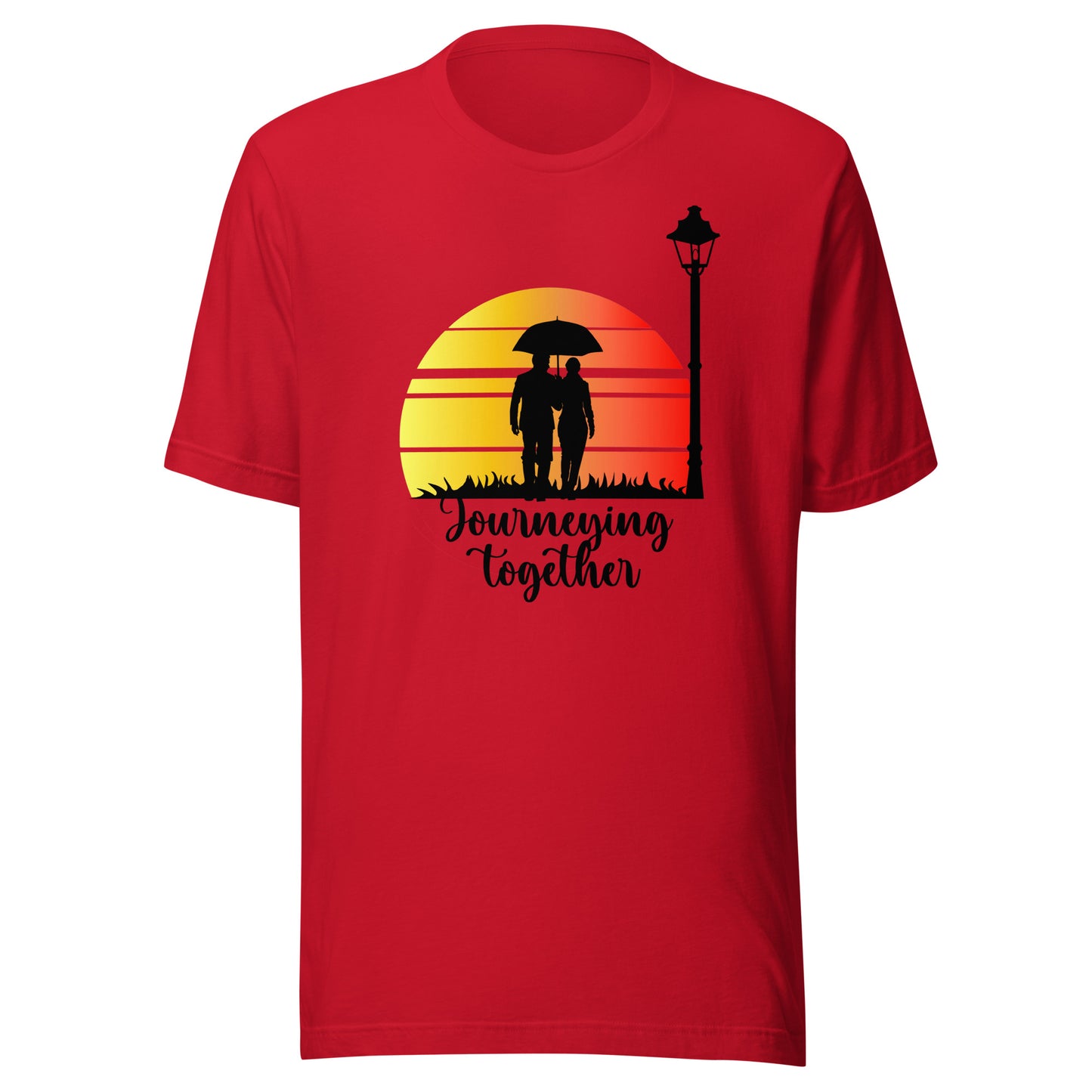 Een unisex rood T-shirt met de titel 'Journeying Together', afbeelding van een koppel hand in hand, met een wit achtergrond, voor uitzien