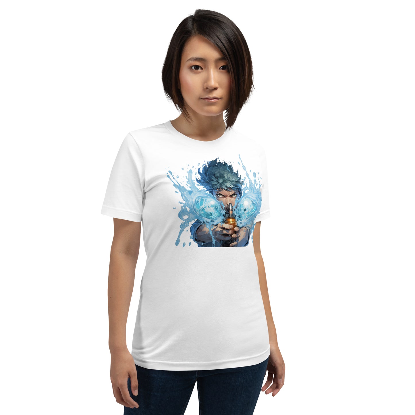 Een unisex wit T-shirt met een anime-man die een waterpistool vasthoudt, op een witte achtergrond, met een vrouw met een serieuze uitdrukking, vooraanzicht