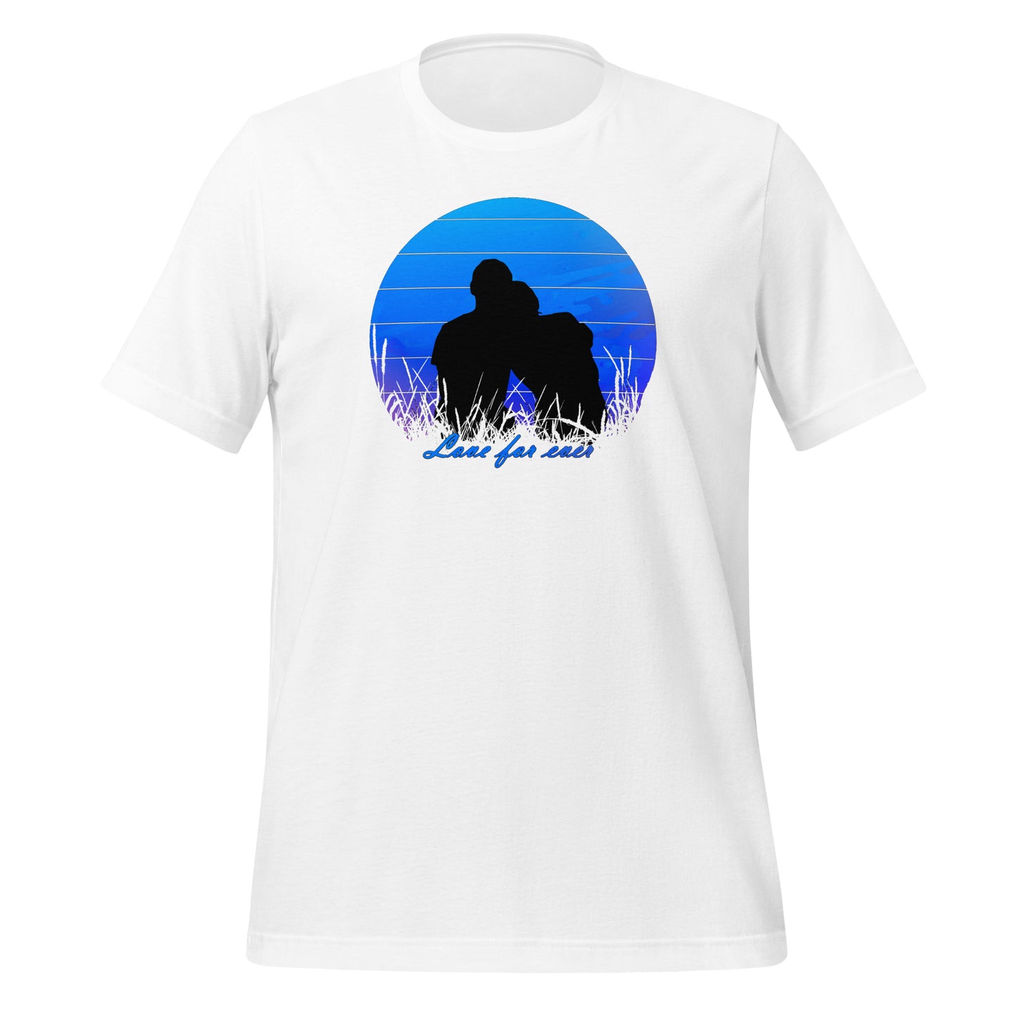 Wit unisex T-shirt met ontwerp van een koppel dat samen een Romantisch Moment onder een Blauwe Maan beleeft, gefotografeerd van voren tegen een witte achtergrond