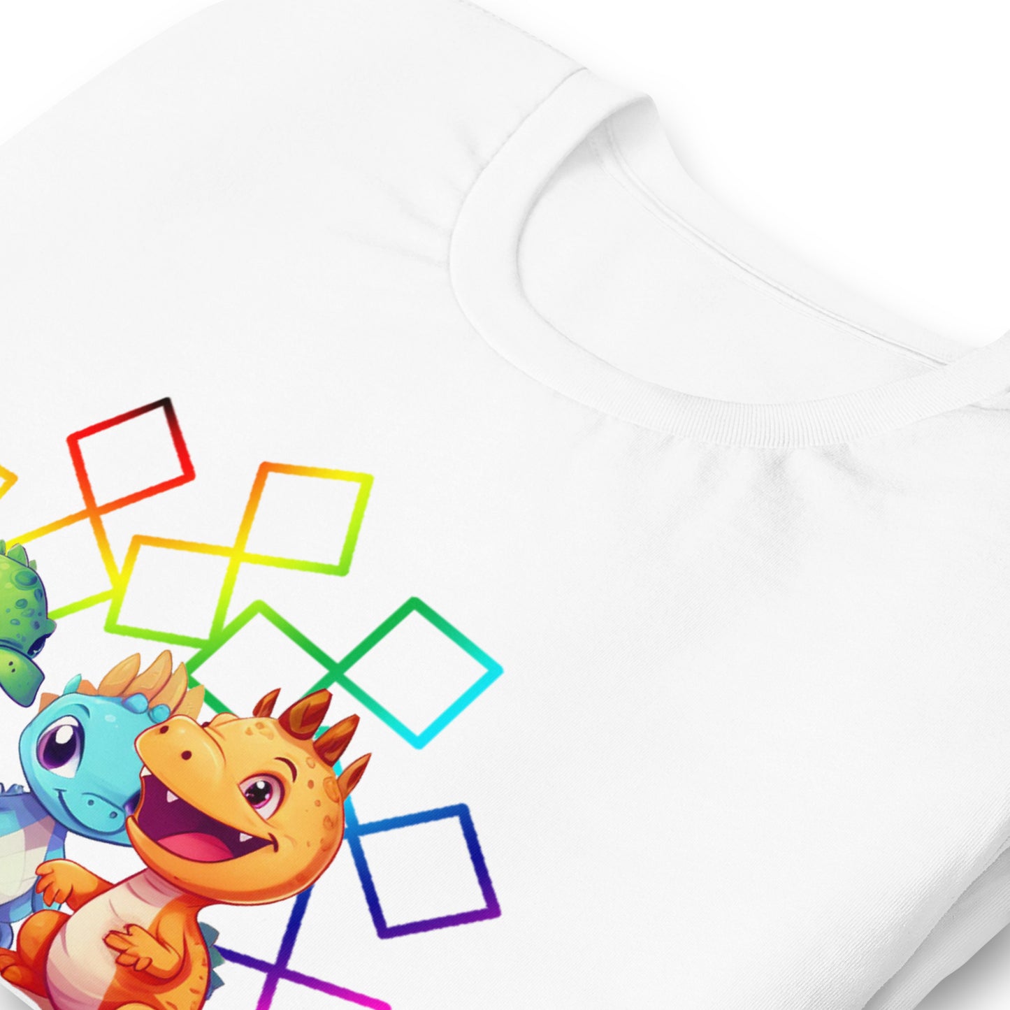 Een close-up van een levendig unisex wit T-shirt, netjes opgevouwen en versierd met drie kleurrijke babydraken, elk met unieke patronen. De scène is frontaal gezien, tegen een stralend witte achtergrond, zoomed in