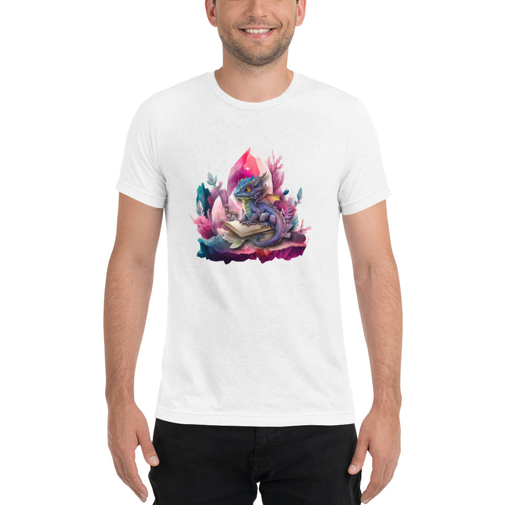 Een effen wit triblend unisex T-shirt met een afbeelding van een kleine draak en een magisch boek, gedragen door een blije man, op een witte achtergrond. De man staat naar voren gericht.