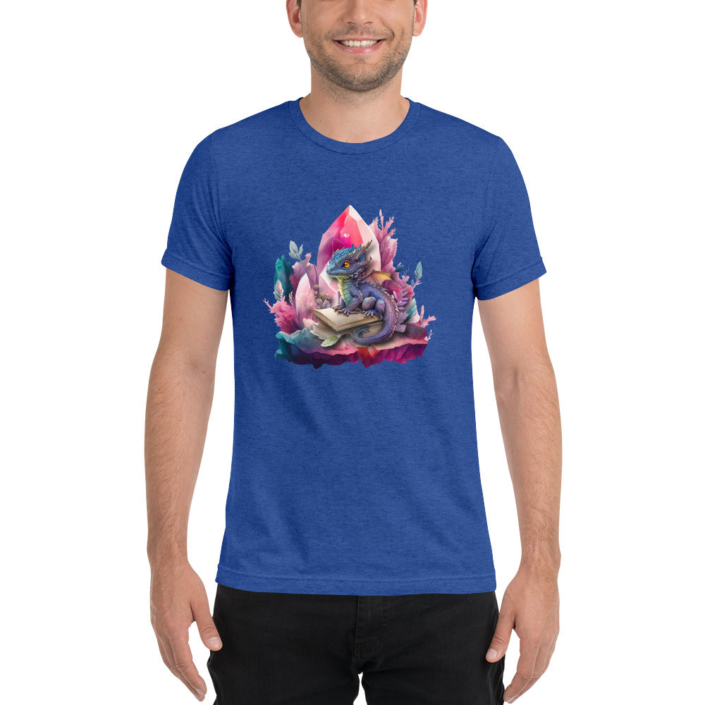 Een True Royal triblend unisex T-shirt met een afbeelding van een kleine draak en een magisch boek, gedragen door een blije man, op een witte achtergrond. De man staat naar voren gericht.