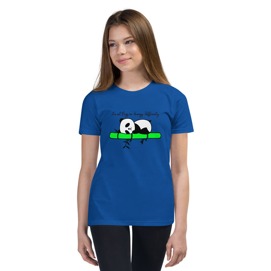 Een True Royal biologisch katoenen puber T-shirt met een afbeelding van een luie baby panda op bamboe, gedragen door een meisje, op een witte achtergrond, aan de voorkant.