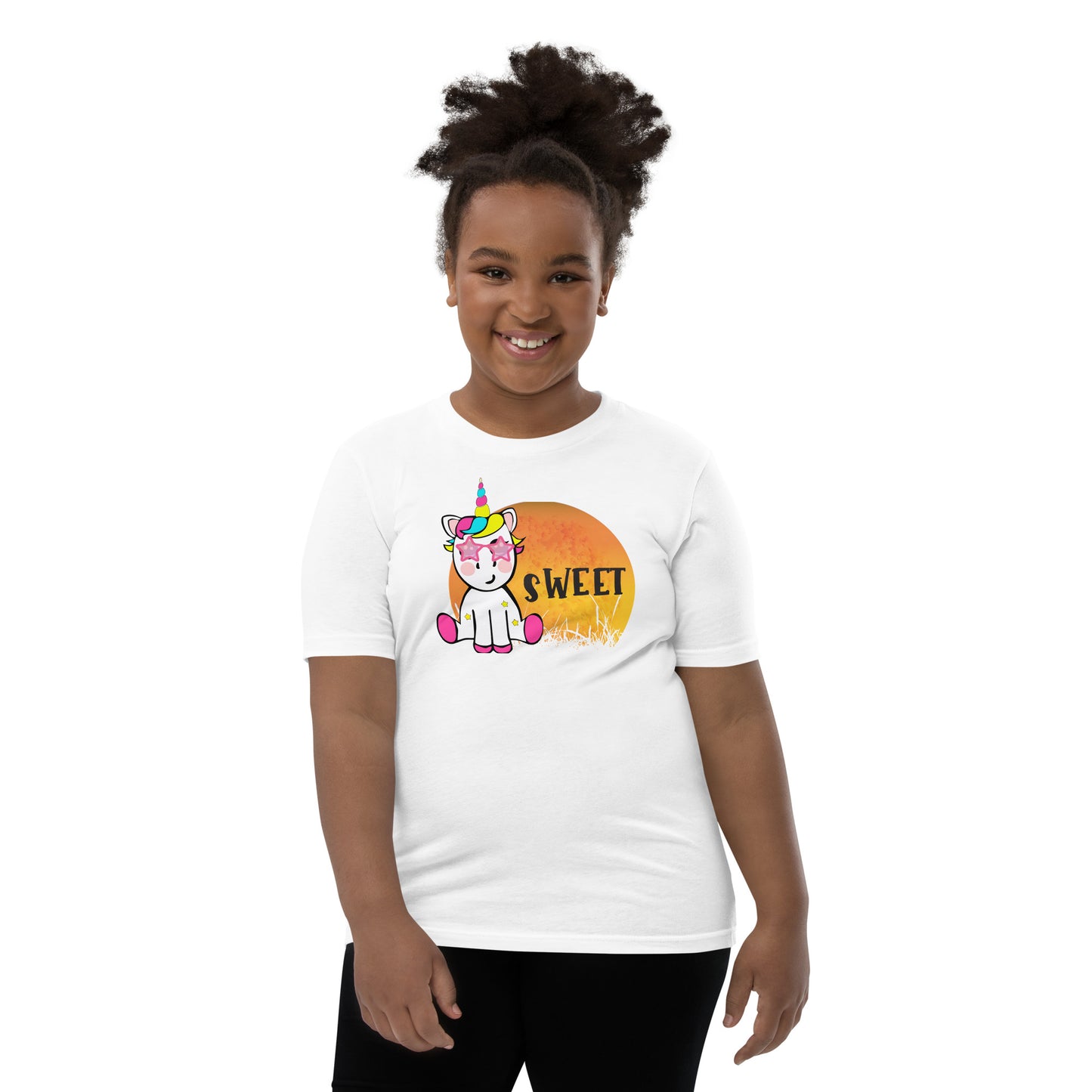 Wit kinder kleur T-shirt met een afbeelding van een coole baby eenhoorn, gedragen door een tiener, vooraanzicht, witte achtergrond