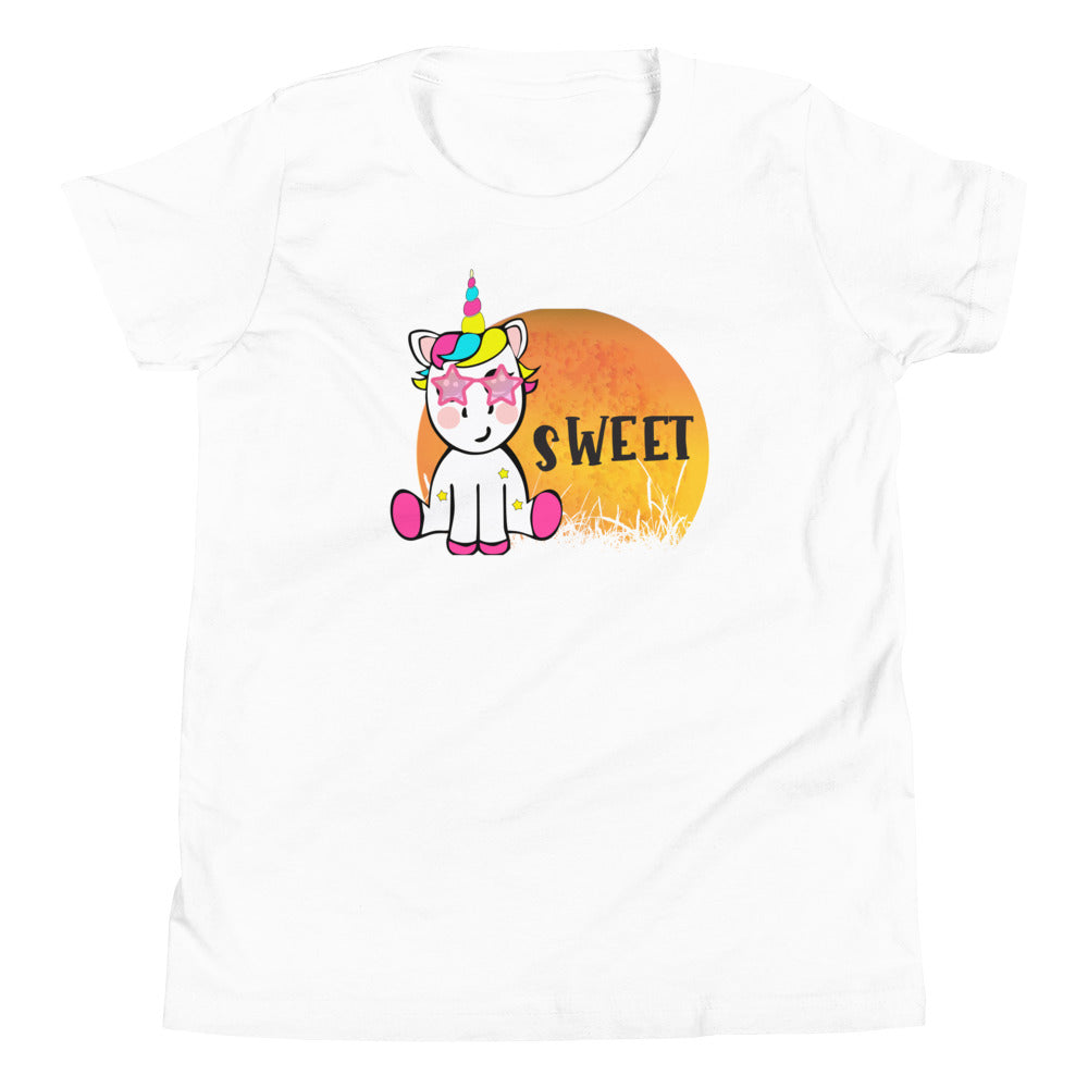 Wit kinder T-shirt met een afbeelding van een coole baby eenhoorn, vooraanzicht, witte achtergrond,