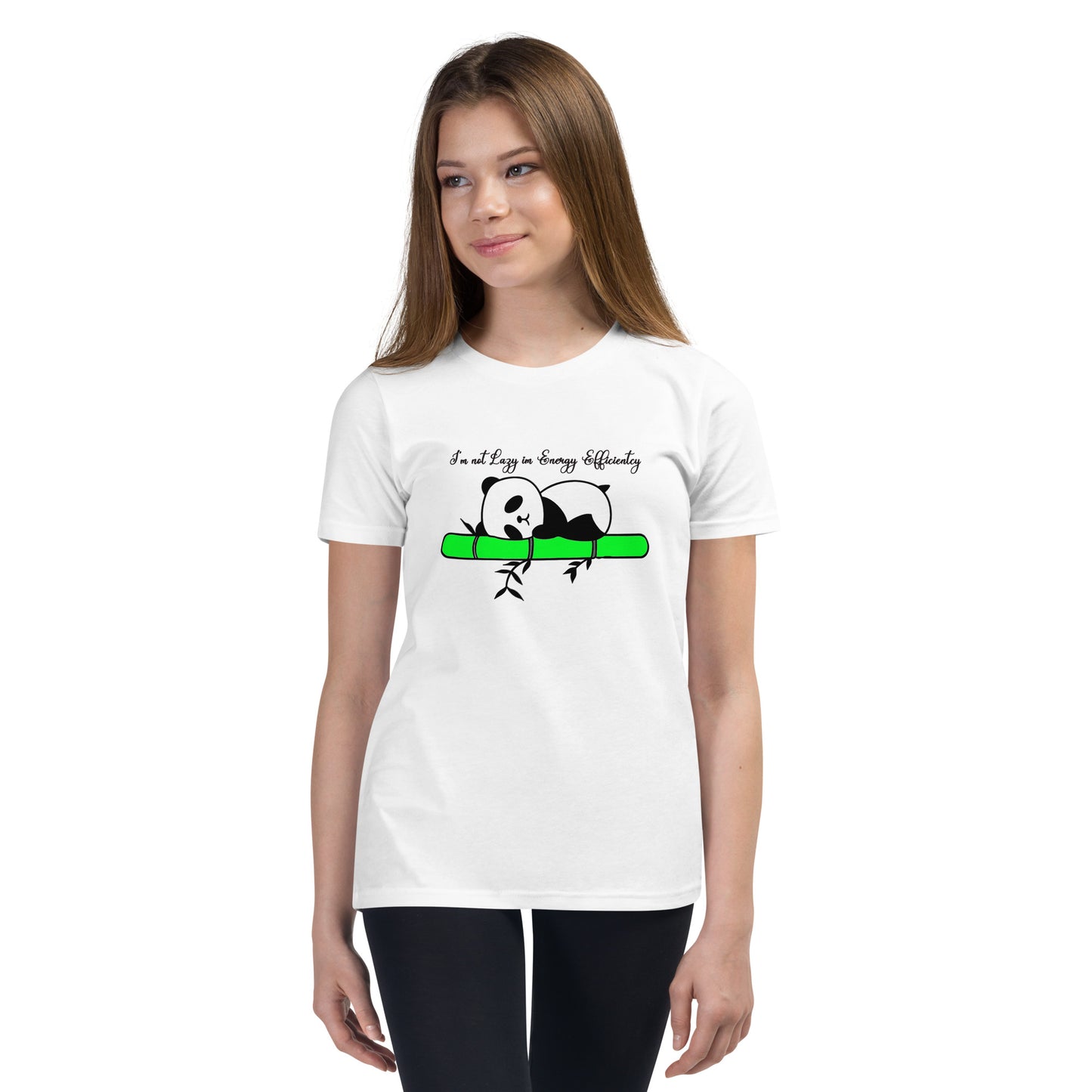 Een wit biologisch katoenen puber T-shirt met een afbeelding van een luie baby panda op bamboe, gedragen door een meisje, op een witte achtergrond, aan de voorkant.