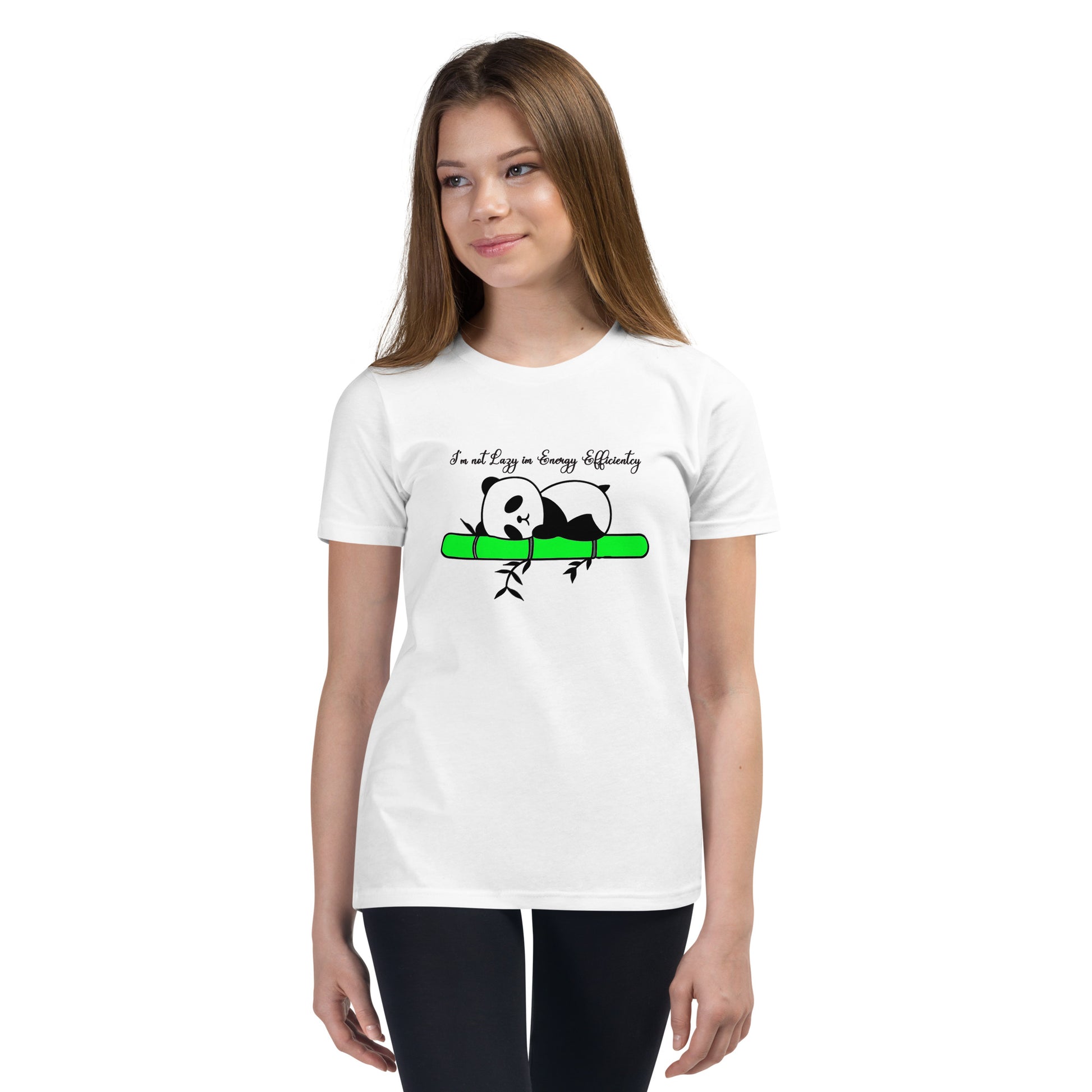 Een wit biologisch katoenen puber T-shirt met een afbeelding van een luie baby panda op bamboe, gedragen door een meisje, op een witte achtergrond, aan de voorkant.