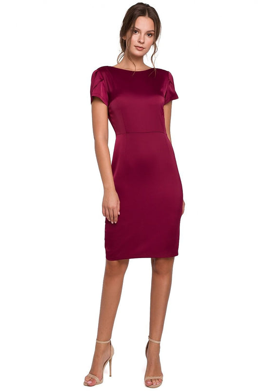 Een vrouw dracht bordeauxrode bodycon jurk met korte mouwen,voor uit zicht