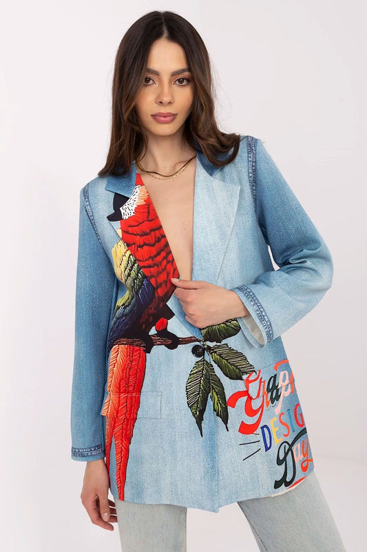 Vrouw draagt een opvallende blazer met kleurrijke vogelprint.voor aanzicht