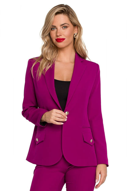 Vrouw draagt een fuchsia getailleerde blazer met goudkleurige knoop,voor uit zicht