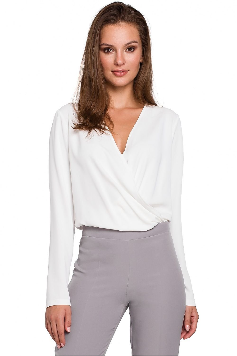 Elegante witte damesblouse met overslag en V-hals – perfect voor een chique kantoorlook of stijlvolle casual outfit.voor aan zicht