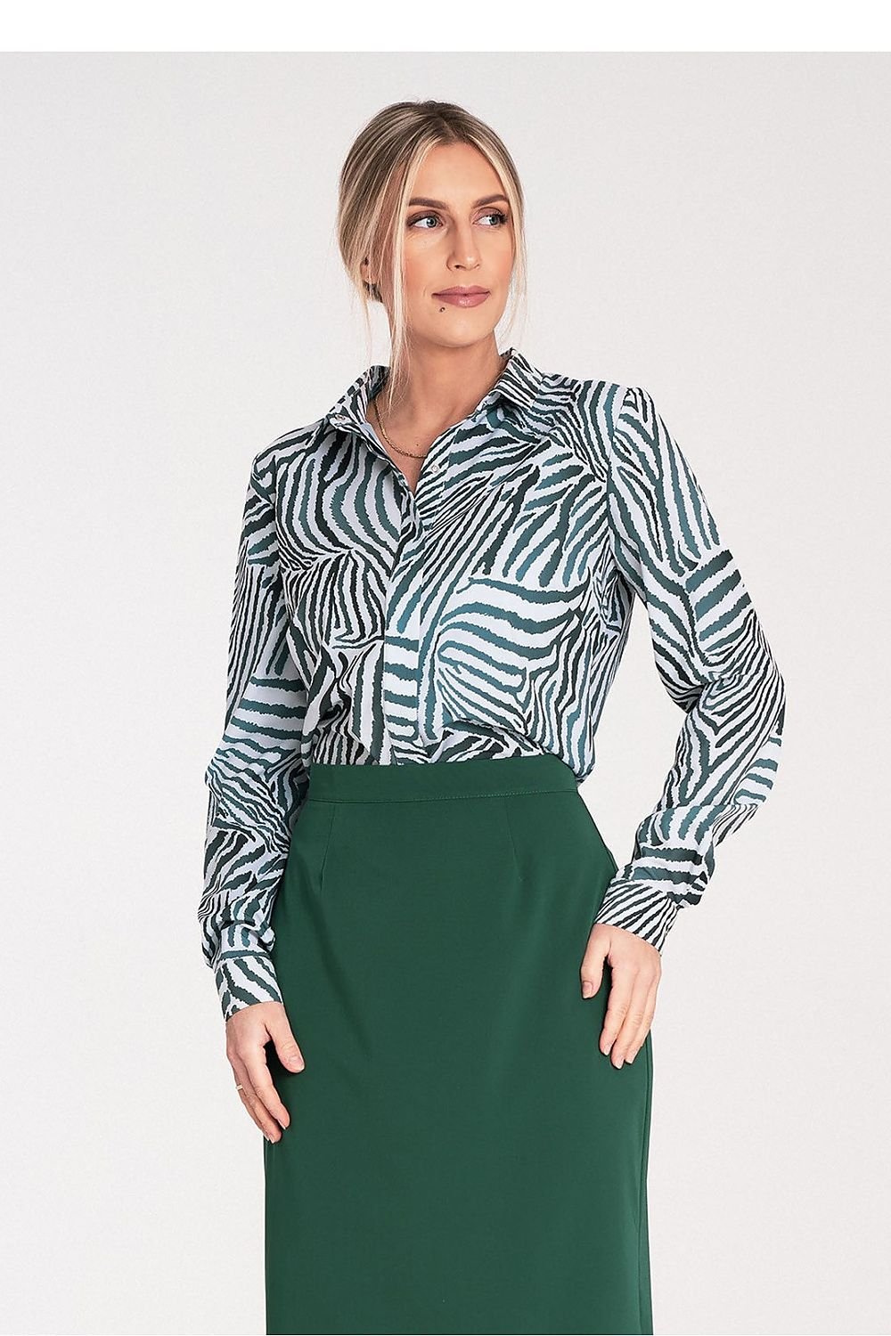 Elegant klassiek damesshirt met kraag, verborgen sluiting en zilverkleurige knopen op kraag en manchetten, voor aanzicht