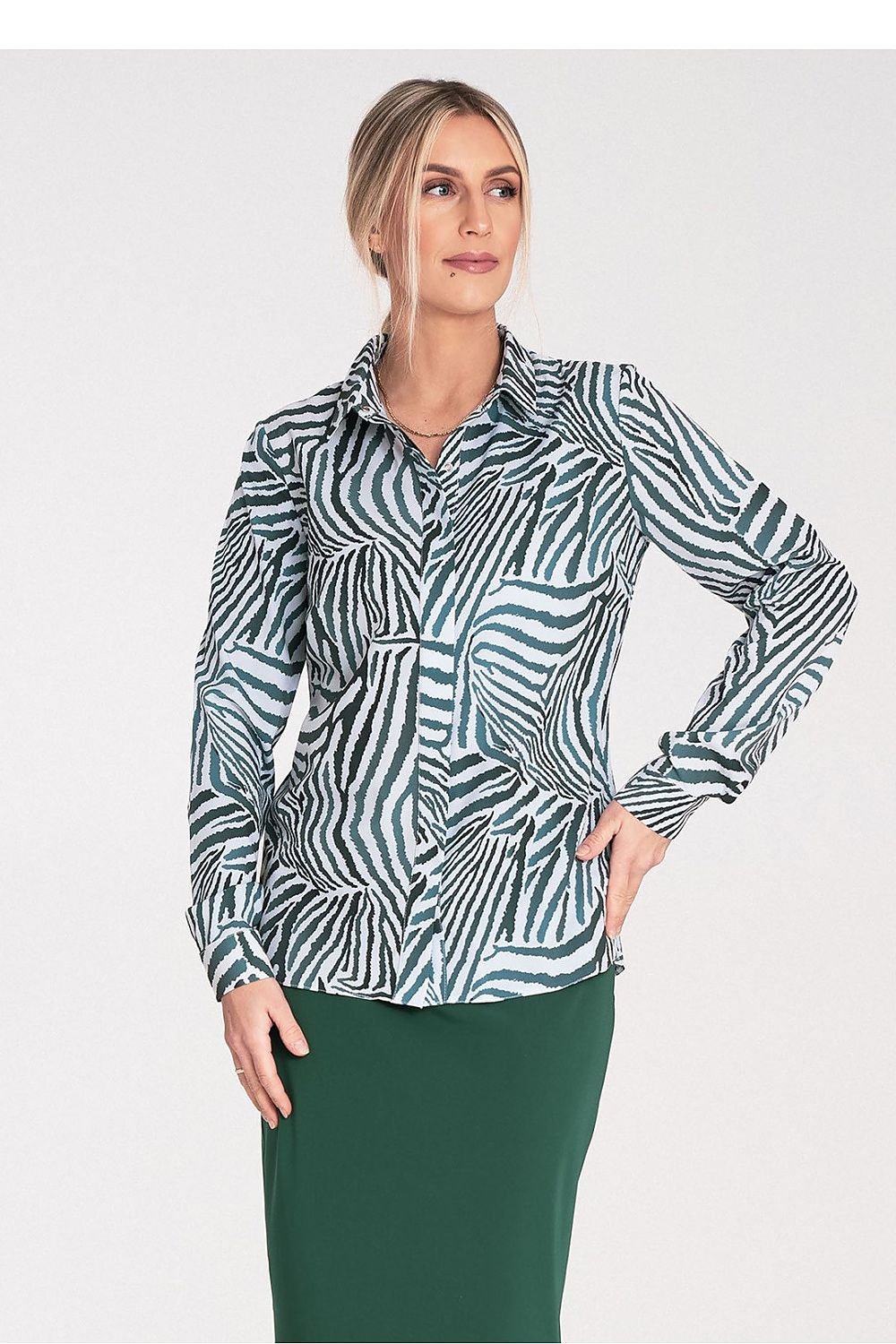Vrouw draagt een elegant klassiek damesshirt met kraag, verborgen sluiting en zilverkleurige knopen op kraag en manchetten,voor aan zicht