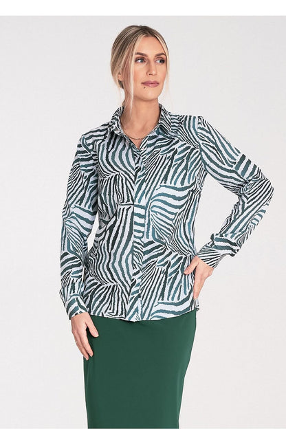 Vrouw draagt een elegant klassiek damesshirt met kraag, verborgen sluiting en zilverkleurige knopen op kraag en manchetten,voor aan zicht