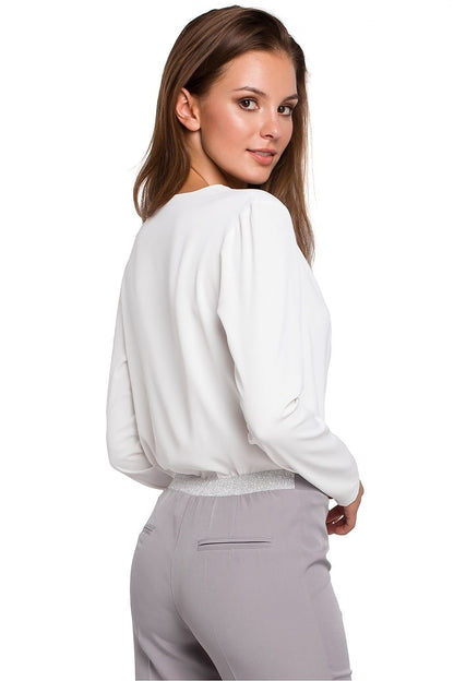 Elegante witte damesblouse met overslag en V-hals – perfect voor een chique kantoorlook of stijlvolle casual outfit zij aan zicht