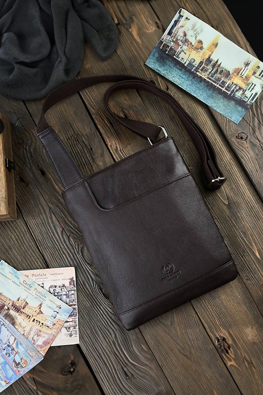 Slanke leren tas met verstelbare riem voor dagelijks gebruik.voor aanzicht