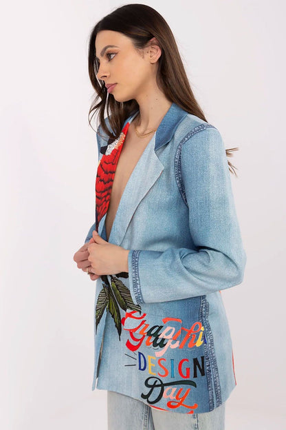 Vrouw draagt een opvallende blazer met kleurrijke vogelprint.zij aanzicht