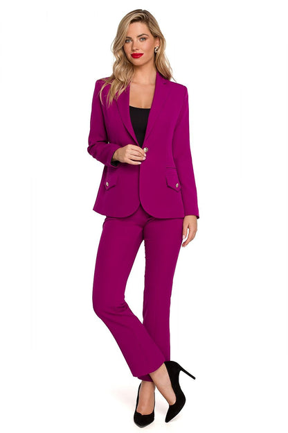 Vrouw draagt een fuchsia getailleerde blazer met goudkleurige knoop,voor uit zicht