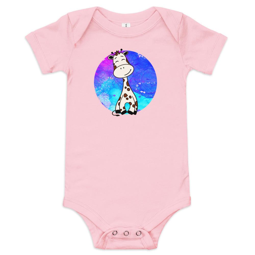 Roze baby romper met korte mouwen, afbeelding van een leuke baby giraf op een witte achtergrond, voorkant