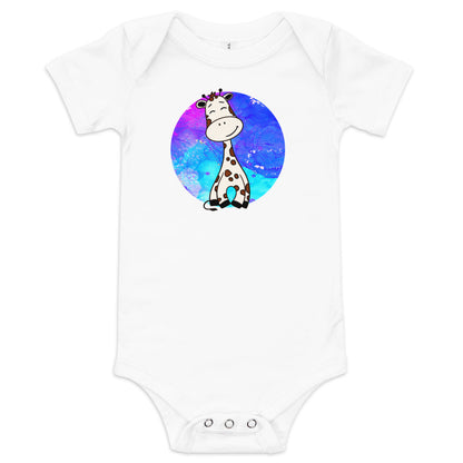 Witte baby romper met korte mouwen, afbeelding van een leuke babygiraf op een witte achtergrond, voorkant