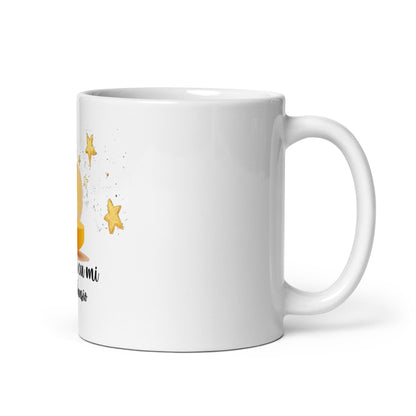 Witte keramische mok met de tekst “Semper cu mi den Silencio” in minimalistisch design,zij uitzicht, rechtse handvat