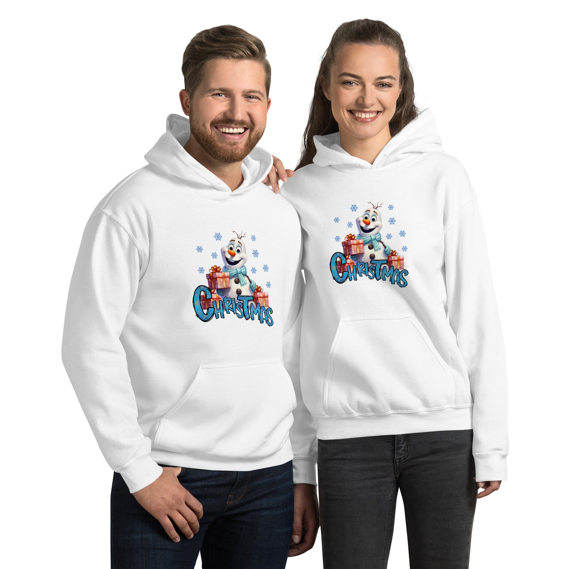 Een witte heavy blend hoodie met een afbeelding van een sneeuwpop met cadeaus, gedragen door een blije man en vrouw , gezien vanaf de voorkant, met een  witte achtergrond