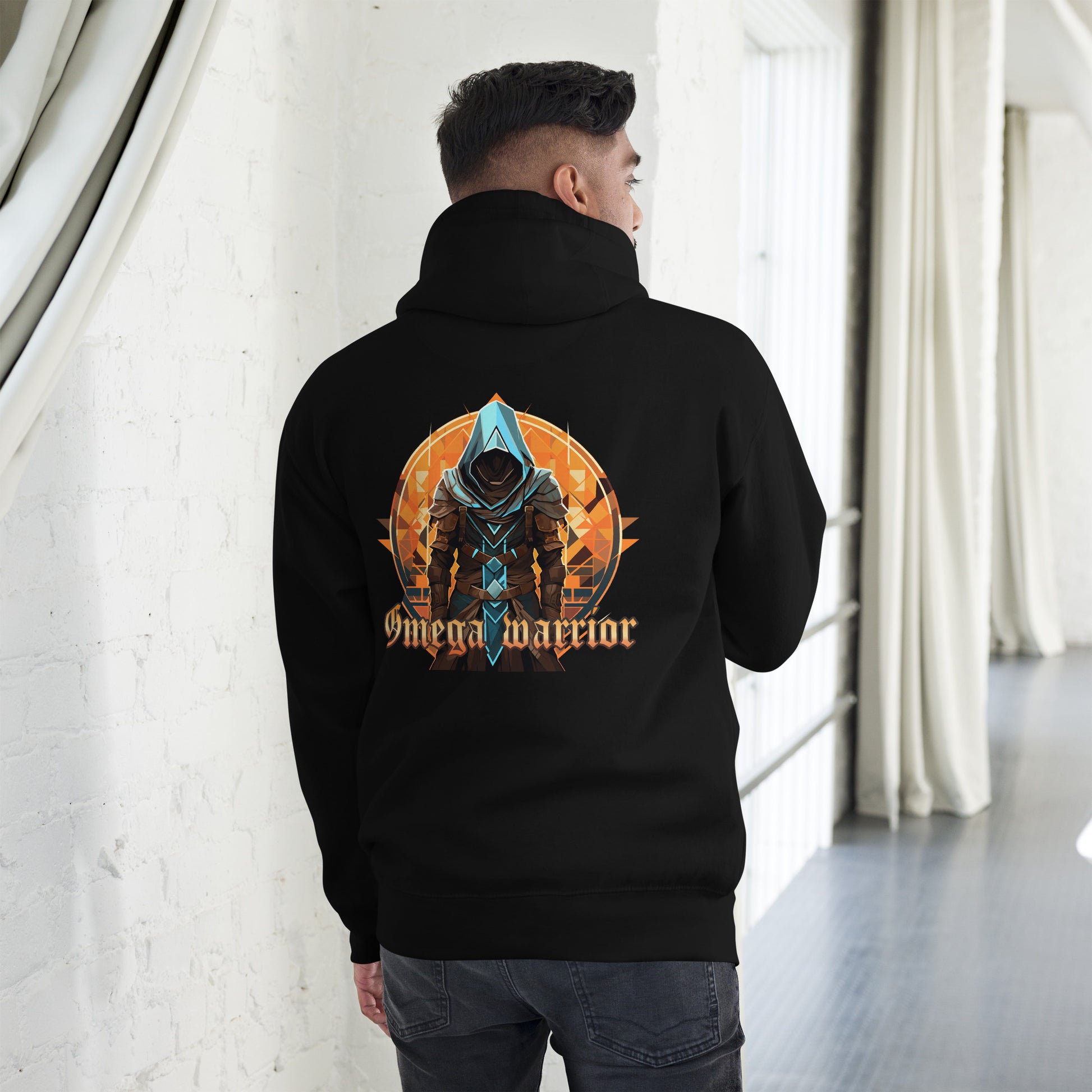 Een zwarte unisex premium hoodie met een Omega Warrior-cartoonpatroon, waarbij de afbeelding van de krijger op de achterkant van de hoodie staat. Het ontwerp strekt zich uit over de hele achterkant van de hoodie, terwijl de voorkant een effen zwarte  met een teken is,achtergrond heeft met een subtiele huisstijl van gordijnen