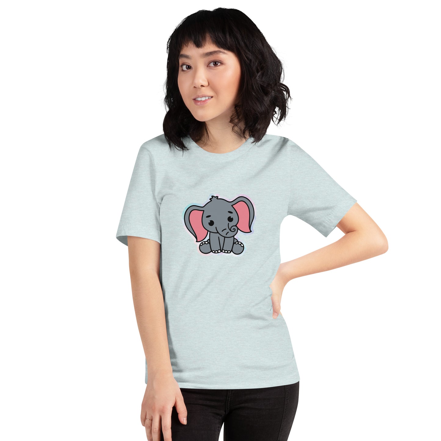 Een heather prism ice blue  unisex T-shirt met een afbeelding van een grappige grijze baby olifant, gedragen door een vrouw, aan de voorkant op een witte achtergrond.