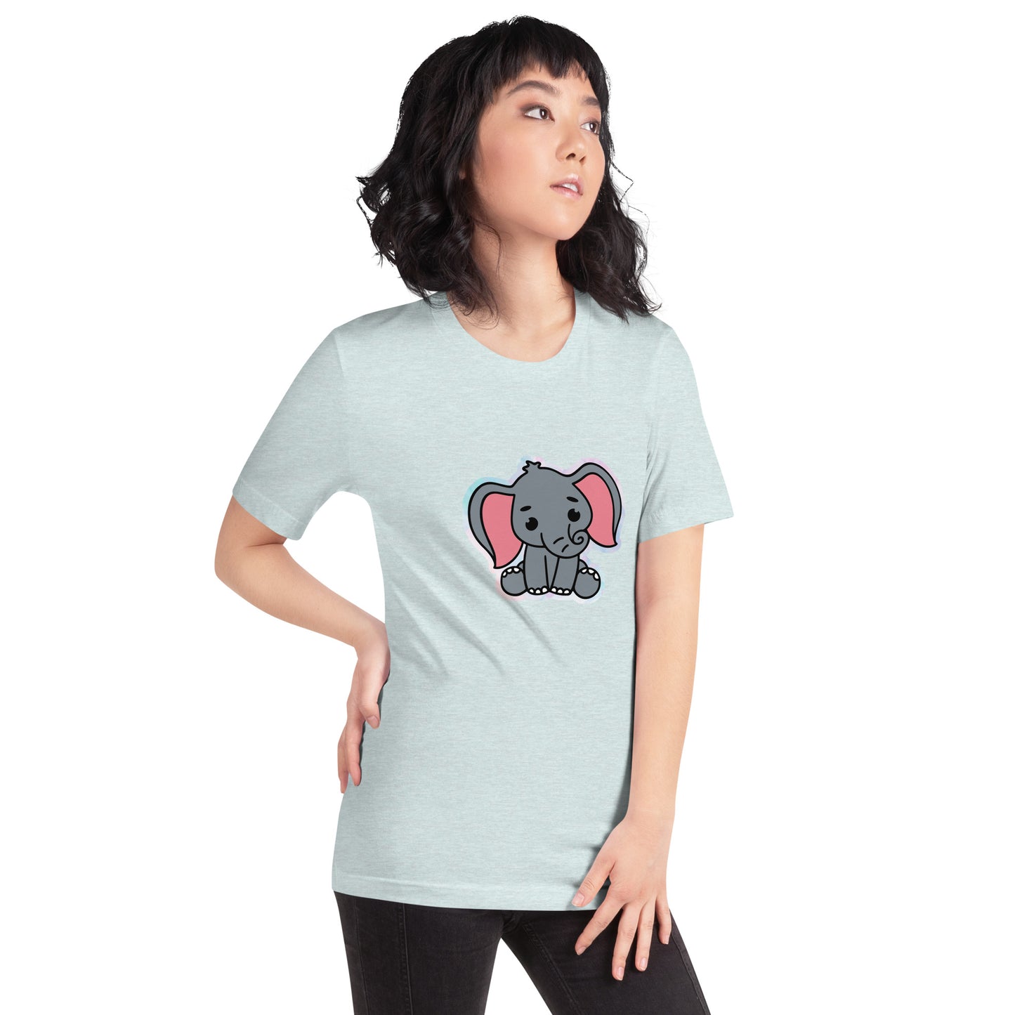 Een heather prism ice blue unisex T-shirt met een afbeelding van een grappige grijze baby olifant, gedragen door een vrouw, aan de rechtsvoor op een witte achtergrond.