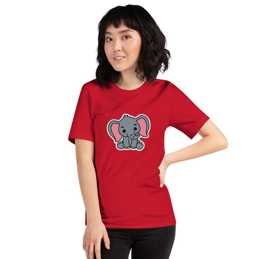 Een rode T-shirt met een grappige grijze babyolifant, gedragen door een vrouw, aan de voorkant, witte achtergrond