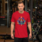  Een unisex T-shirt in rood met een grafisch geometrisch ontwerp, gedragen door een man op de achtergrond van een fitness ruimte, aan de voorkant.