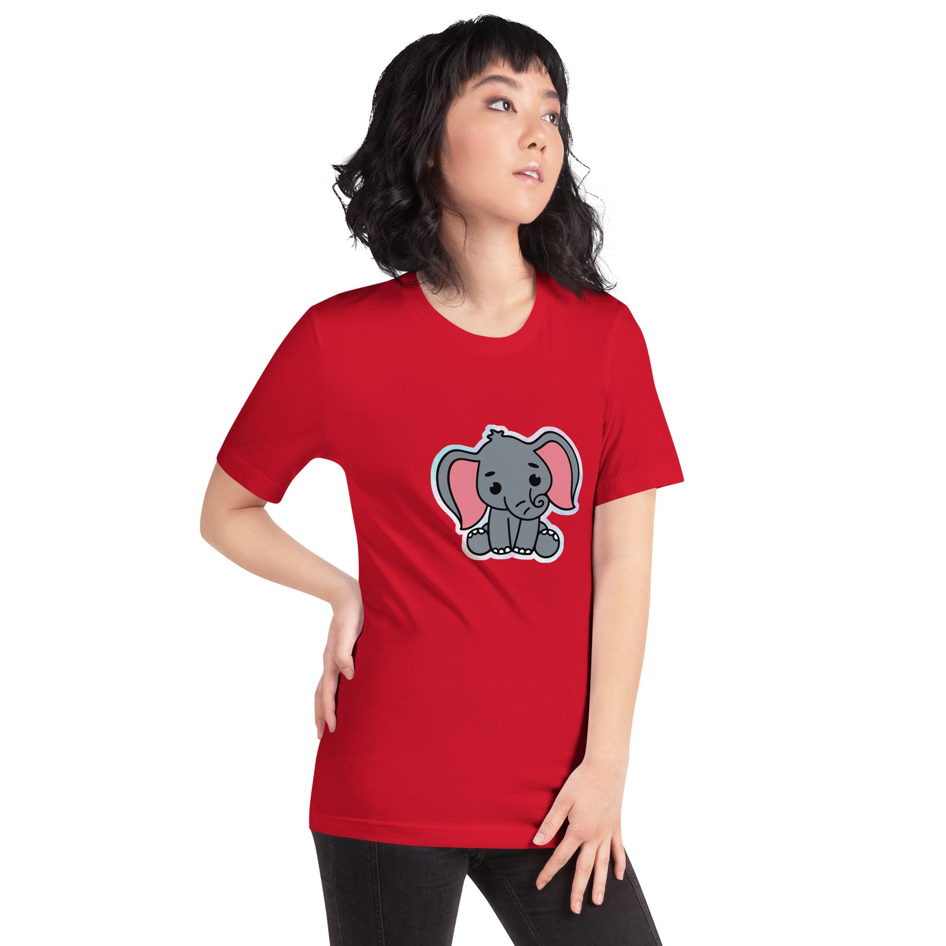 Unisex rood T-shirt met een grappige grijze babyolifant, gedragen door een vrouw, rechtsvoor, met een witte achtergrond