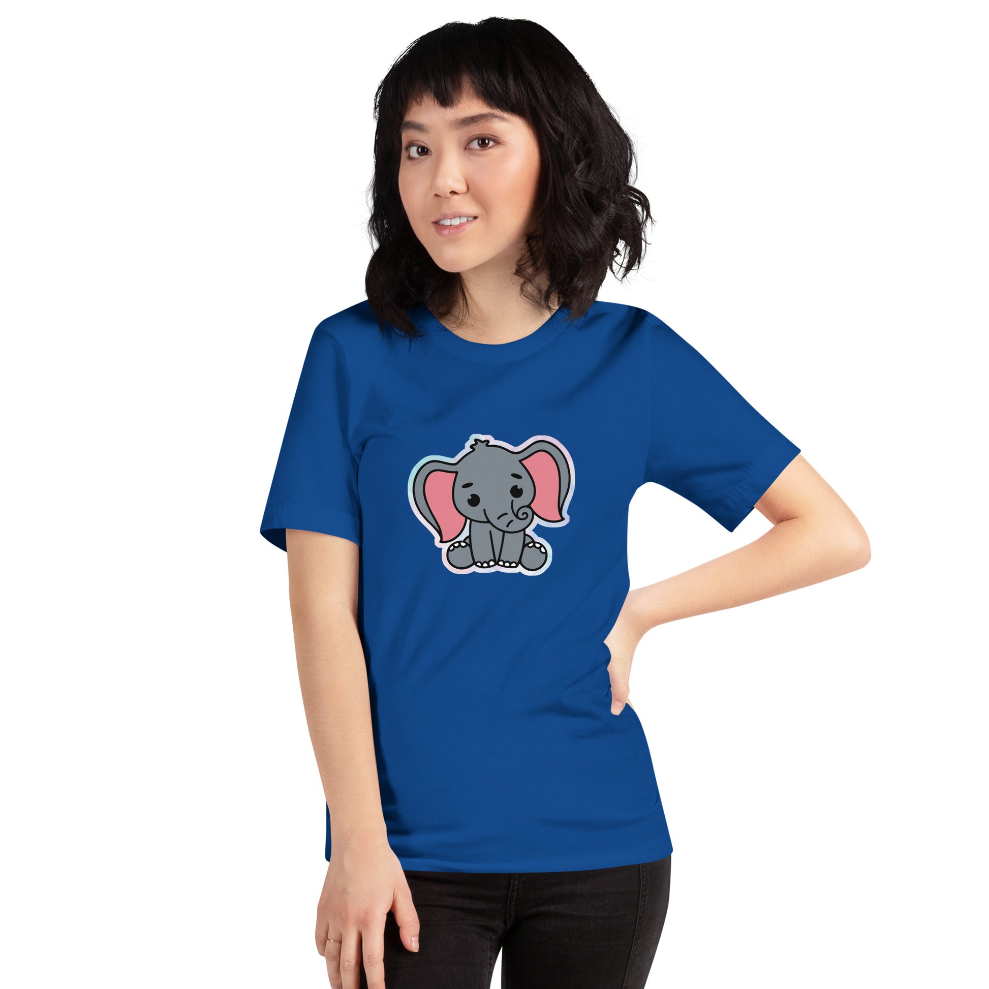 Een True Royal blauw T-shirt met een afbeelding van een grappige grijze babyolifant, gedragen door een vrouw, aan de voorkant op een witte achtergrond.