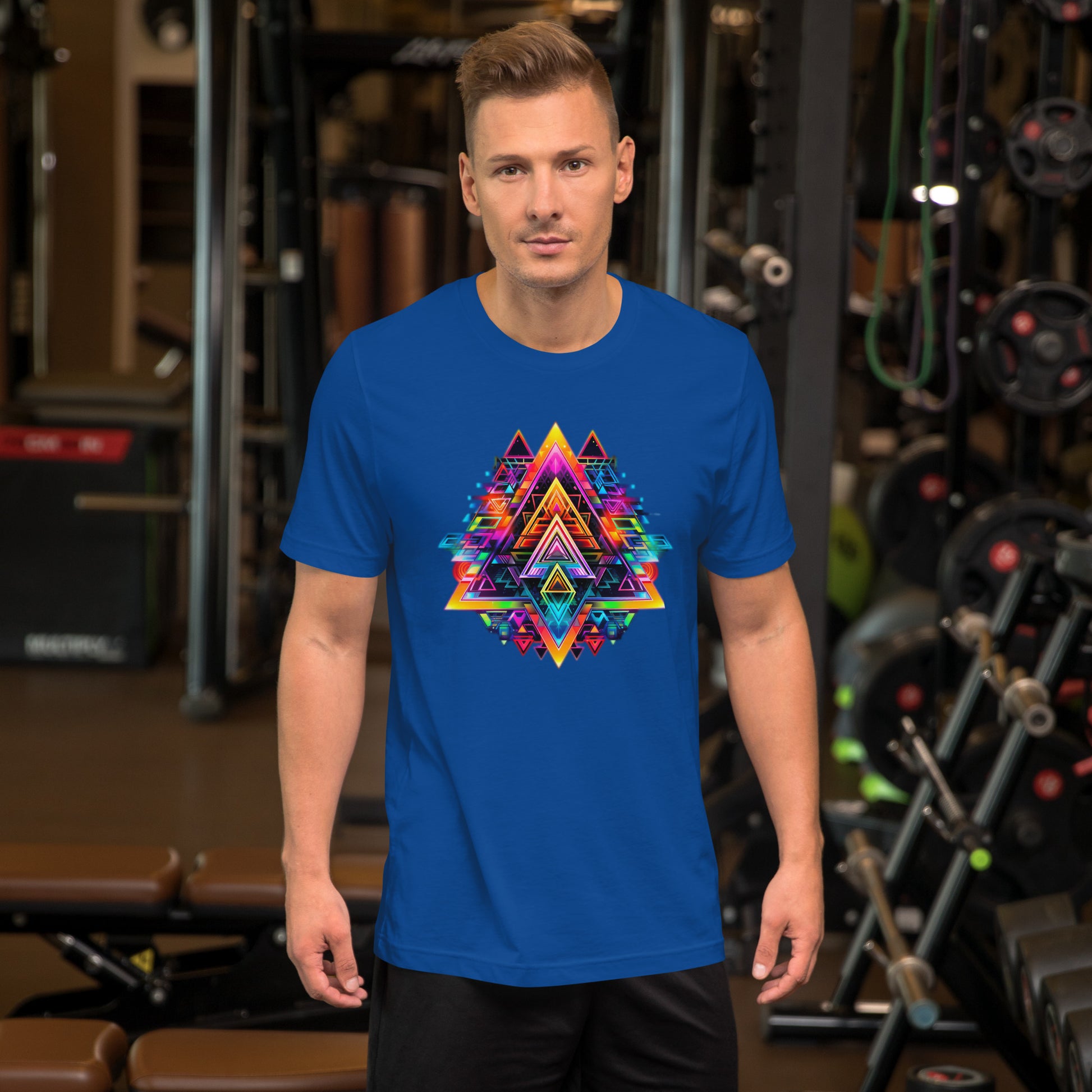 Een koningsblauw unisex T-shirt met een grafisch geometrisch ontwerp op de voorkant, gedragen door een man met een sportachtergrond        