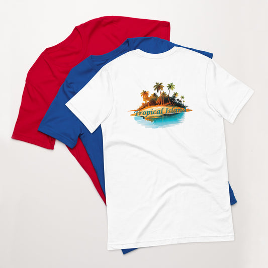 Stapel unisex T-shirts in wit, blauw en rood met een afbeelding van een tropisch eiland op de voorkant, op een witte achtergrond