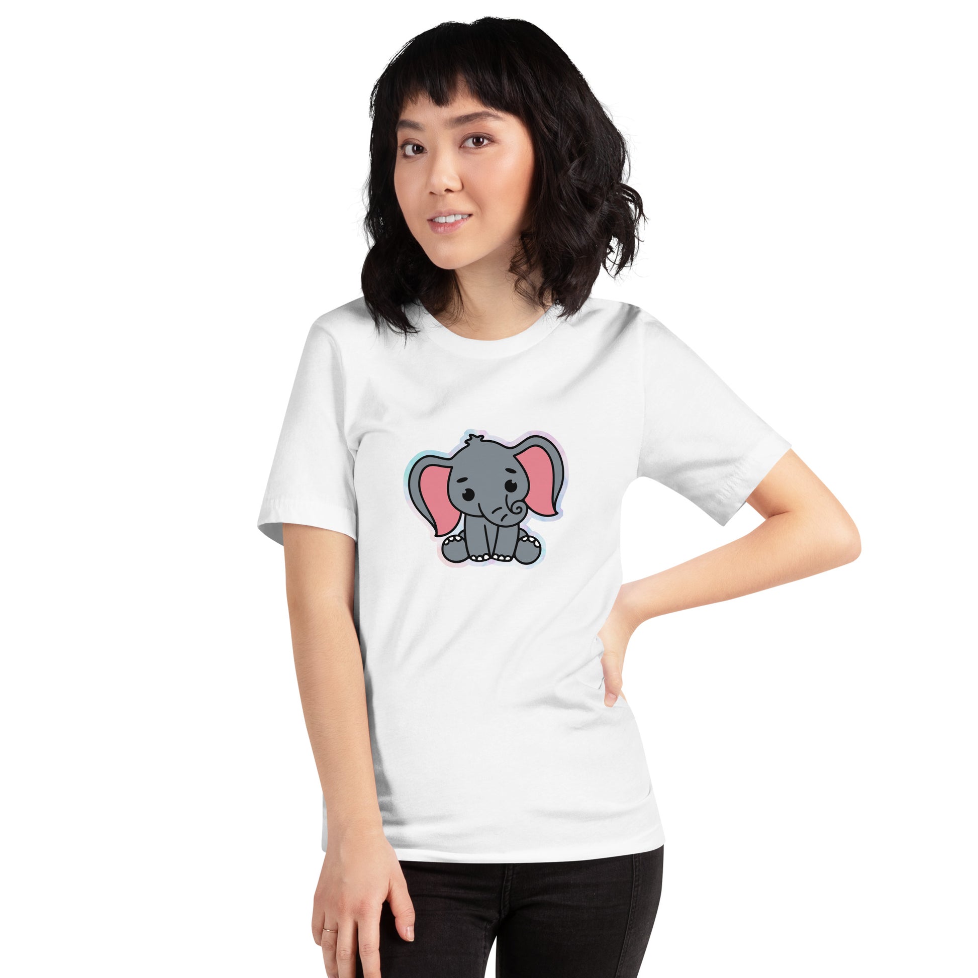 Een wit unisex T-shirt met een afbeelding van een grappige grijze baby olifant, gedragen door een vrouw, aan de voorkant op een witte achtergrond.